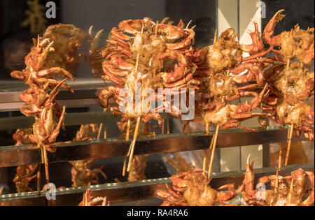 Knusprig gebraten würzige Krabben auf einem Stock in Shanghai. Stockfoto