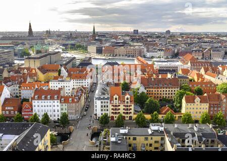 Dania - Region Seeland - Kopenhaga - Panorama centrum miasta z lotu ptaka Dänemark - Seeland - Kopenhagen Stadtzentrum - Panoramaaussicht Luftaufnahme des Zentrum von Kopenhagen und Stadtrand im Hinterg Stockfoto