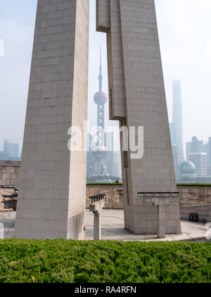 Misty Blick auf die Skyline von Shanghai durch Helden Denkmal Stockfoto