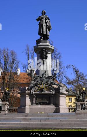 Warszawa, Polska - starowka warszawska - pomnik Adama Mickiewicza przy ul. Krakowskie Przedmiescie Warschau, Polen - historischen Viertel der Warschauer Altstadt - Witer und Dichter Adam Mickiewicz Denkmal in Kra Stockfoto