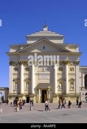 Warszawa, Polska - akademicki starowka warszawska - kosciol Sw. Anny przy ul. Krakowskie Przedmiescie Warschau, Polen - historischen Viertel der Warschauer Altstadt - St. Anna Kirche in der Krakowskie Przedmiescie Stockfoto