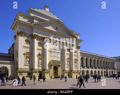 Warszawa, Polska - akademicki starowka warszawska - kosciol Sw. Anny przy ul. Krakowskie Przedmiescie Warschau, Polen - historischen Viertel der Warschauer Altstadt - St. Anna Kirche in der Krakowskie Przedmiescie Stockfoto