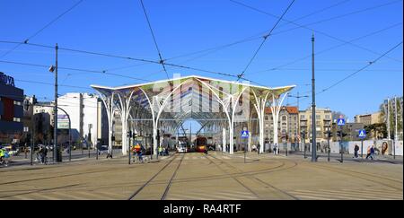 Lodz, Polen - przystanek artystyczny komunikacyjny Piotrkowska Centrum Lodzi, Przy ulicy Pilsudskiego ich Piotrkowskiej Lodz, Polen - moderne Viertel von Lodz mit der künstlerischen Gestaltung der zentralen städtischen t Stockfoto
