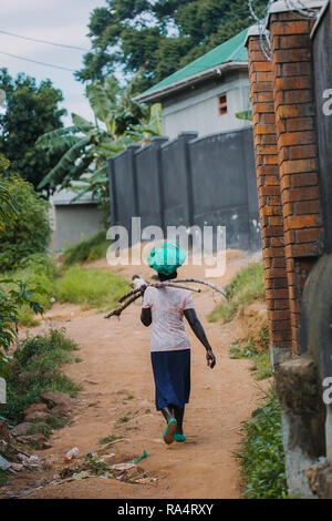 Frau, die Wasser in Entebbe, Uganda, trägt Stockfoto