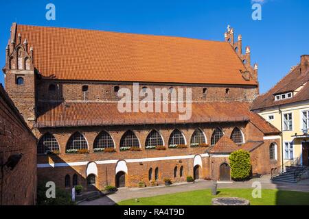 , Woiwodschaft Olsztyn/Polen - 2018/06/16: Main Wing und Innenhof des Ermland Bischöfe Schloss in der historischen Altstadt von Olsztyn Altstadt Stockfoto