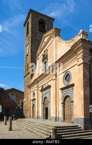 Civita di Bagnoregio, Latium/Italien - 2018/05/26: Chiesa di San Donato Kirche am Hauptplatz der historischen Stadt CIVITA DI BAGNOREGIO Stockfoto