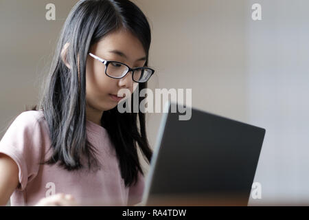 Junge Mädchen mit dem Laptop Stockfoto