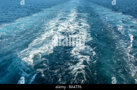 Wellen, die von der Kreuzfahrt Schiff auf dem Meer links Stockfoto