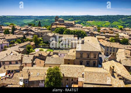 Orvieto, Umbrien/Italien - 2018/05/26: Panoramaaussicht Altstadt von Orvieto und Region Umbrien mit Piazza Duomo und der Kathedrale von Duomo di Orvieto Stockfoto