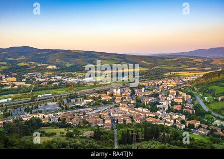 Orvieto, Umbrien/Italien - 2018/05/26: Panoramablick auf unteren Orvieto Scalo und Region Umbrien von der historischen Altstadt von Orvieto gesehen Stockfoto