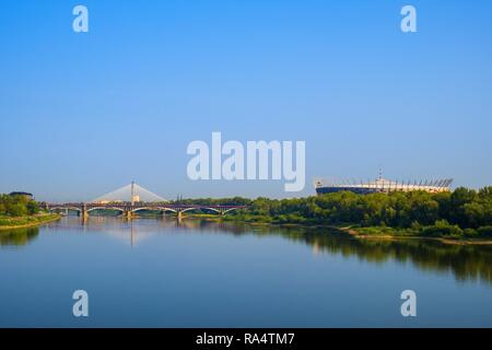 Warszawa, Masowien/Polen - 2018/08/30: Panoramablick auf die pge Narodowy National Stadium, Poniatowskiego Brücke und Swietokrzyski-brücke in der Weichsel Stockfoto