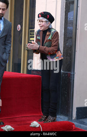 Lin-Manuel Miranda ist mit einem Stern auf dem Hollywood Walk of Fame geehrt mit: Rita Moreno Wo: Los Angeles, Kalifornien, Vereinigte Staaten, wenn: 30 Nov 2018 Credit: Nicky Nelson/WENN.com Stockfoto