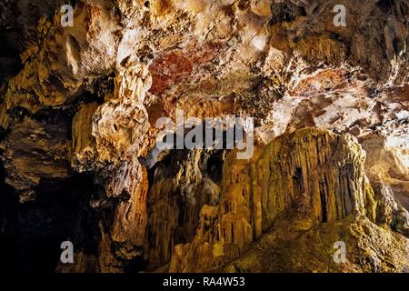 Alghero, Sardinien/Italien - 2018/08/09: Innenansicht des Neptun Grotte auch bekannt als Grotte di Nettuno am Capo Caccia Kap Stockfoto