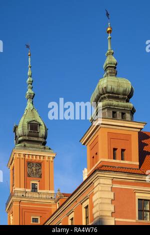 Warszawa, Masowien/Polen - 2018/11/18: Türme des Königlichen Schlosses Gebäude auf dem Schlossplatz in der historischen Altstadt von Warschauer Altstadt Stockfoto