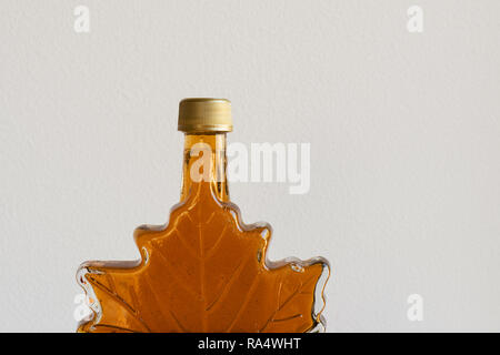 Ahornsirup in ein Blatt Flakon Stockfoto