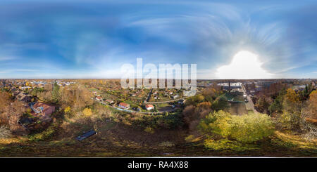 360 Grad Panorama Ansicht von Panoramablick von der Kante eines großen deutschen Stadt mit einer gemischten Bereich der kommerziellen Gebäude, Wohnhäuser und Kleingärten