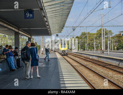 Brügge, Belgien - Oct 6, 2018. Den Bahnhof Brügge, einen Bahnhof in der historischen Stadt Brügge, die von der UNESCO zum Weltkulturerbe in Westflandern Stockfoto
