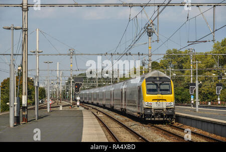 Brügge, Belgien - Oct 6, 2018. Ein Zug in den Bahnhof Brügge. Historische Stadt Brügge, die von der UNESCO zum Weltkulturerbe in Westflandern, Belgi Stockfoto