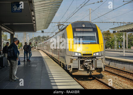 Brügge, Belgien - Oct 6, 2018. Den Bahnhof Brügge, einen Bahnhof in der historischen Stadt Brügge, die von der UNESCO zum Weltkulturerbe in Westflandern Stockfoto
