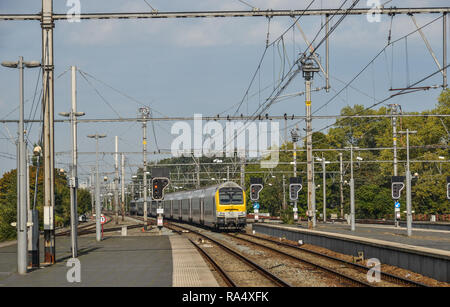 Brügge, Belgien - Oct 6, 2018. Ein Zug in den Bahnhof Brügge. Historische Stadt Brügge, die von der UNESCO zum Weltkulturerbe in Westflandern, Belgi Stockfoto