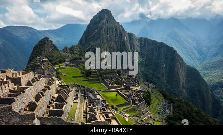 Panorama der alten Inkastadt Machu Picchu auf der Hochebene, mit Huayna Picchu Berg im Hintergrund. Anden, Peru Stockfoto