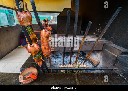 Die Peruanische gebratenes Meerschweinchen auf die Stöcke, am Grill zubereitet. In enger gesehen - bis Stockfoto