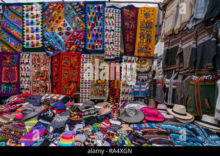 Peruanische Street Market Shop mit Traditionelle bunte Handgefertigte Kleidung, Hüte und Schals, in Full Frame angezeigt. Pisac, Peru Stockfoto