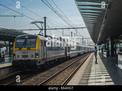 Brügge, Belgien - Oct 6, 2018. Den Bahnhof Brügge, einen Bahnhof in der historischen Stadt Brügge, die von der UNESCO zum Weltkulturerbe in Westflandern Stockfoto