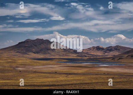 Tal mit Seen im peruanischen Hochland, sanfte Berge und Wolken im blauen Himmel Stockfoto