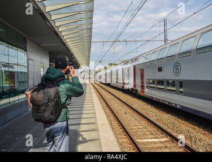 Brügge, Belgien - Oct 6, 2018. Ein reisender Bilder an den Bahnhof Brügge, Belgien. Stockfoto