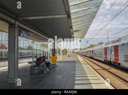 Brügge, Belgien - Oct 6, 2018. Den Bahnhof Brügge, einen Bahnhof in der historischen Stadt Brügge, die von der UNESCO zum Weltkulturerbe in Westflandern Stockfoto
