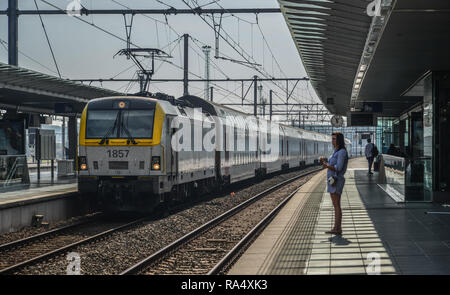 Brügge, Belgien - Oct 6, 2018. Den Bahnhof Brügge, einen Bahnhof in der historischen Stadt Brügge, die von der UNESCO zum Weltkulturerbe in Westflandern Stockfoto