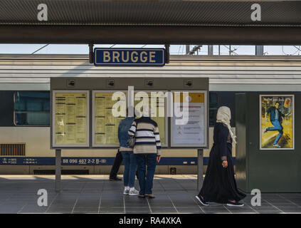 Brügge, Belgien - Oct 6, 2018. Leute an den Bahnhof Brügge, einen Bahnhof in der historischen Stadt Brügge, die von der UNESCO zum Weltkulturerbe in West Stockfoto