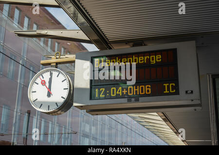 Brügge, Belgien - Oct 6, 2018. Analoge Uhr mit digitalen Informationen Panel an den Bahnhof Brügge in Flandern, Belgien. Stockfoto