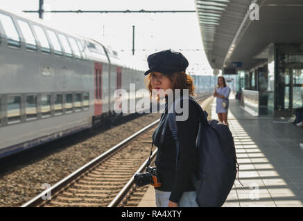 Brügge, Belgien - Oct 6, 2018. Eine Frau für den Zug in den Bahnhof Brügge, Belgien wartet. Stockfoto