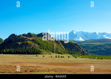 Blick von der Chui Fläche zu den schneebedeckten Gipfeln des Nordens Chui ridge, Republik Altai Stockfoto