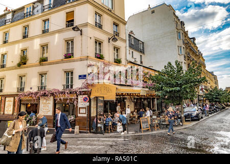 Die Menschen draußen essen Mittagessen auf dem Bürgersteig Tische im Le Vrai Restaurant und Cafe, Rue des Abbesses, Paris Stockfoto