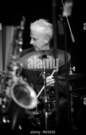 Nick Millward Solo am Schlagzeug mit Klarinette Maestros, Scarborough Jazz Festival 2017 Stockfoto