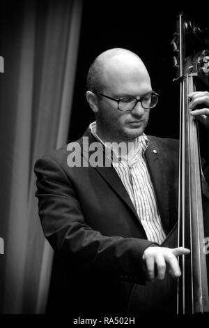 Sandy Suchodolski soloing am Kontrabass mit Klarinette Maestros, Scarborough Jazz Festival 2017 Stockfoto