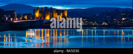 Conwy Castle, Kai, und den Fluss Conwy Estuary, North Wales. Bild im Dezember 2018 berücksichtigt. Stockfoto