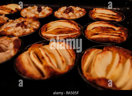 Kleine Hausgemachte Apfelkuchen frisch gebackene jedes in seiner Form Stockfoto