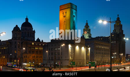 Queensway Tunnel Ventalation Welle, The Strand, Liverpool, mit den 3 Gnaden hinter, nämlich, Dock, Cunard und Leber Gebäude. Nov 2018 genommen. Stockfoto