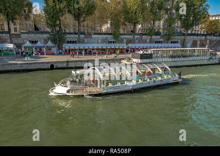 Ein batobus auf der Seine. Batobus ist eine Hop on-Hop off-Boot Service, der an neun verschiedenen Stationen entlang der Fluss Seine das ganze Jahr über hält. Stockfoto