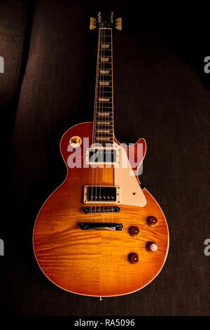 Vintage E-Gitarre mit der perfekten Farbe eine helle Kirsche Farbe mit fast metallischen Reflexionen Stockfoto