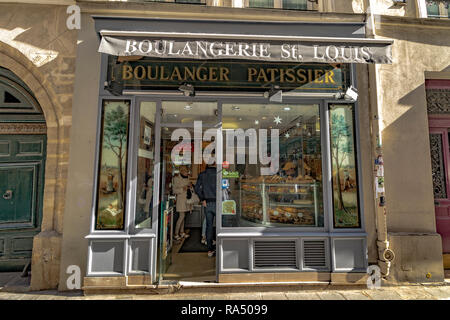 Menschen kaufen Brot in Boulangerie St. Louis, eine Bäckerei und pattissier auf der rue Saint-Louis en l'Île, Paris, Frankreich Stockfoto