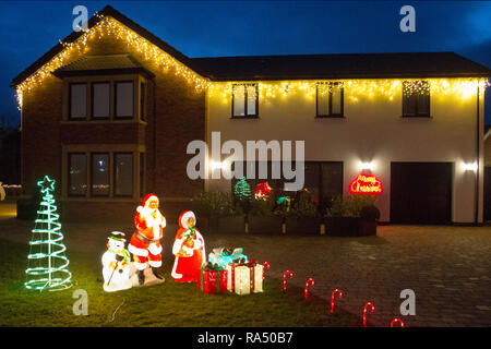 Freistehendes Haus mit festliche Weihnachten Garten Leuchten, Baum, LED's Santa & Snowman, Lytham, Großbritannien eingerichtet Stockfoto