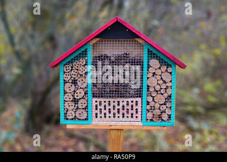 Nahaufnahme von einem bunten Holz insekt House hotel Struktur erstellt, Schutz für Insekten wie Bienen, Aussterben zu verhindern. Stockfoto