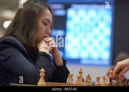 St. Petersburg, Russland - 30. Dezember 2018: Großmeister Lei Tingjie, China konkurriert in King Salman Welt Blitz Chess Championship 2018. Schließlich Stockfoto