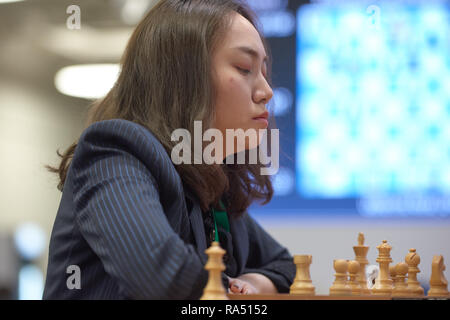 St. Petersburg, Russland - 30. Dezember 2018: Großmeister Lei Tingjie, China konkurriert in King Salman Welt Blitz Chess Championship 2018. Schließlich Stockfoto