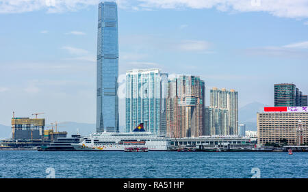 Die Wolkenkratzer von West Kowloon Turm über Hafen City und den Victoria Harbour in Hong Kong Stockfoto